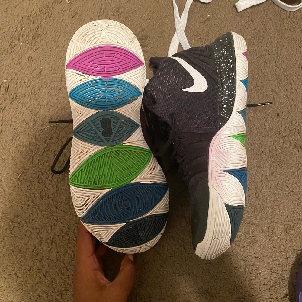Basketball shoes